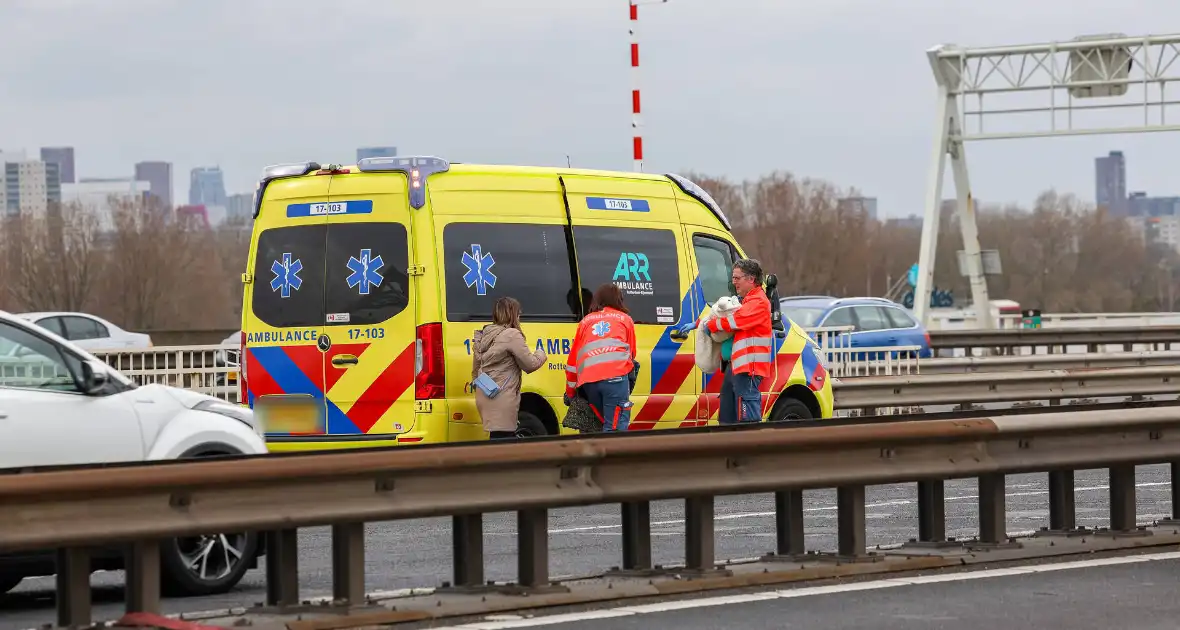 Kop-staart aanrijding op de Van Brienenoordbrug - Foto 4