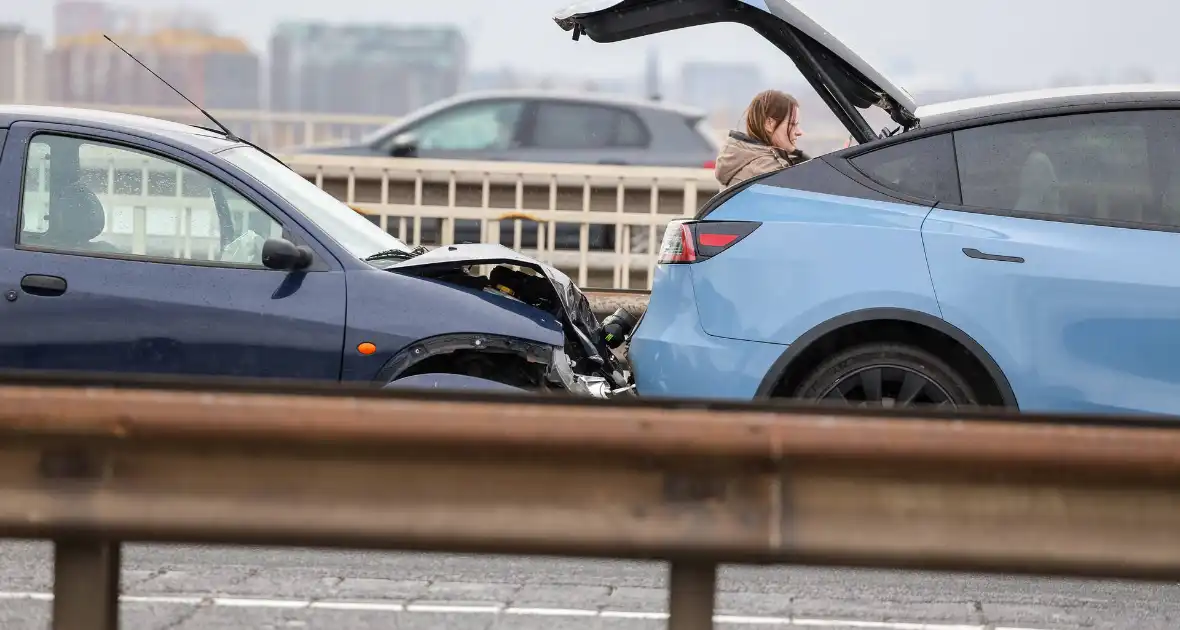 Kop-staart aanrijding op de Van Brienenoordbrug - Foto 5