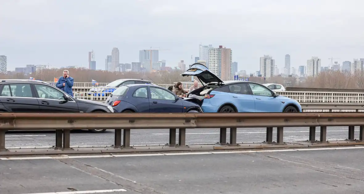 Kop-staart aanrijding op de Van Brienenoordbrug - Foto 6