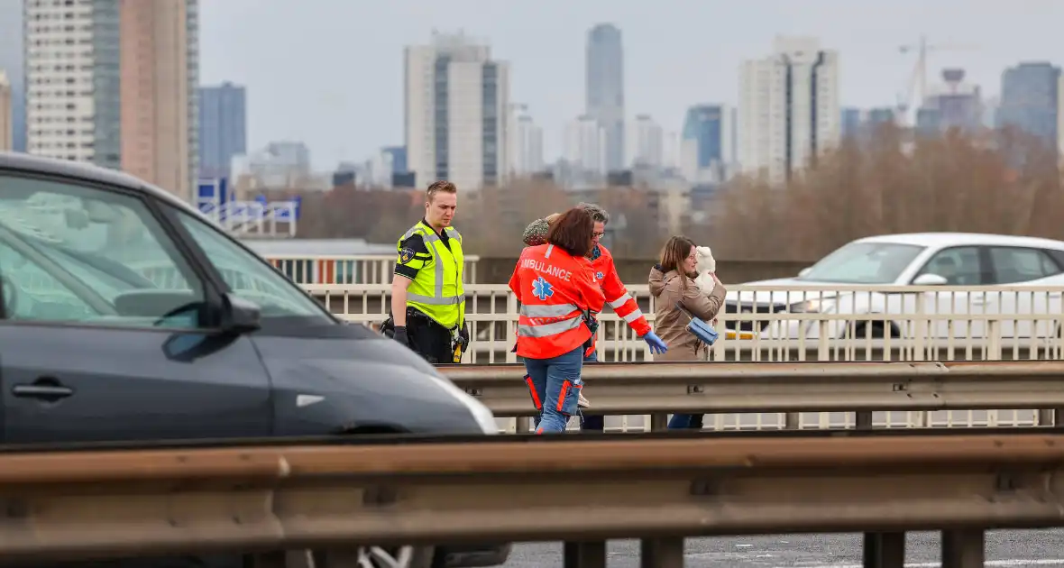 Kop-staart aanrijding op de Van Brienenoordbrug - Foto 7