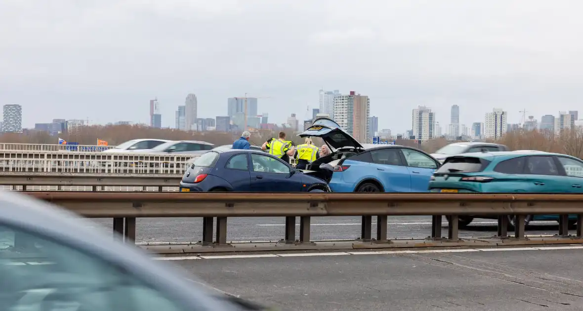 Kop-staart aanrijding op de Van Brienenoordbrug - Foto 8