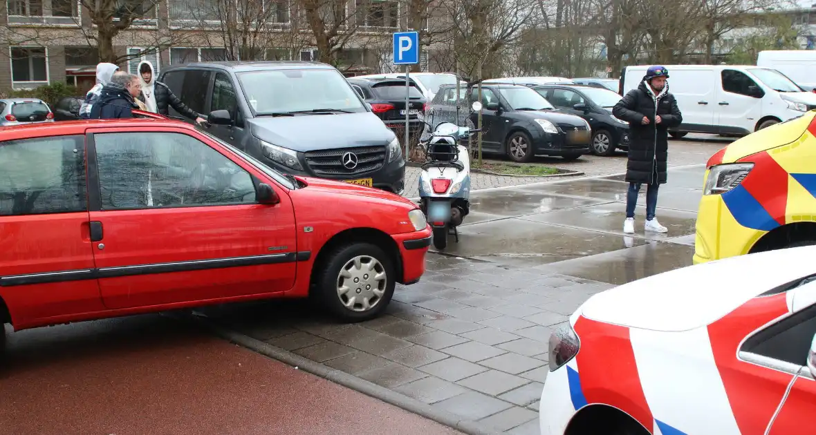 Scooter botst op auto