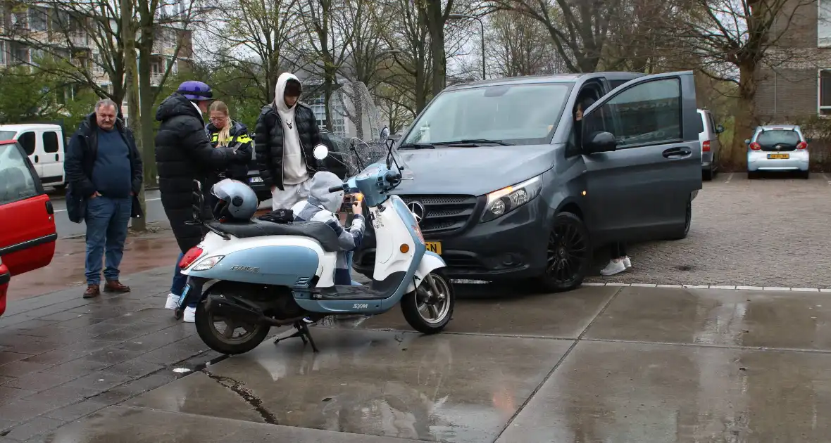 Scooter botst op auto - Foto 1