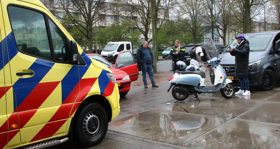 Scooter botst op auto - Foto 3