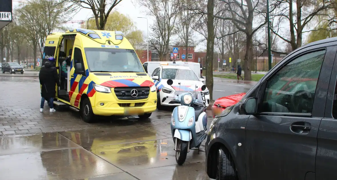 Scooter botst op auto - Foto 5