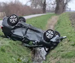 Auto belandt op op zijn kop na aanrijding