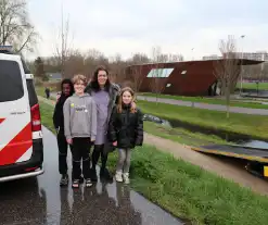 Bobbie ziet voertuig in het water en waarschuwt hulpdiensten