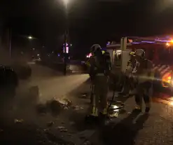 Brandweer blust kliko's die dicht bij pand staan