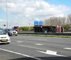 Snelweg dicht door gekantelde vrachtwagen