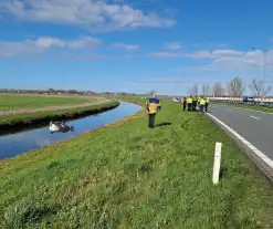 Auto te water langs, bestuurder naar ziekenhuis