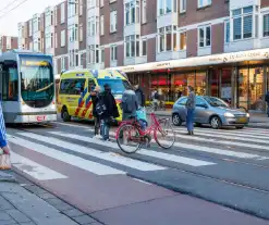 Fietser gewond na val bij tramrails