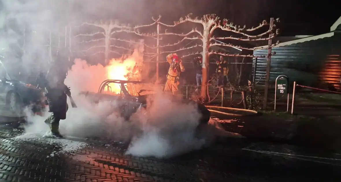 Geparkeerde cabrio volledig uitgebrand - Foto 1