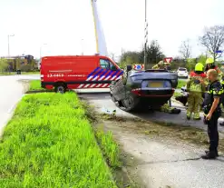 Auto belandt op z'n kop na aanrijding met vrachtwagen