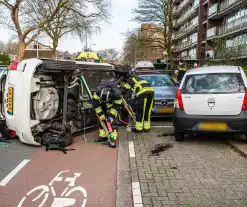 Auto kantelt na rijden tegen stilstaande auto's