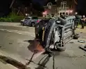 Auto op de zijkant na ongeluk