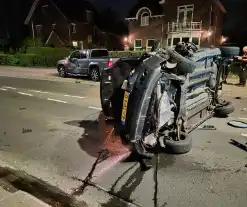 Auto op de zijkant na ongeluk