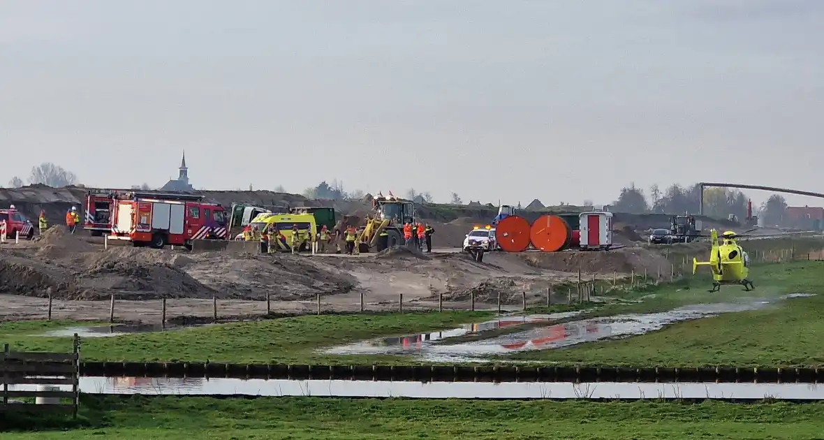 Vrachtwagen kantelt op bouwplaats