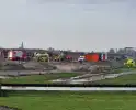Vrachtwagen kantelt op bouwplaats