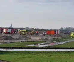 Vrachtwagen kantelt op bouwplaats