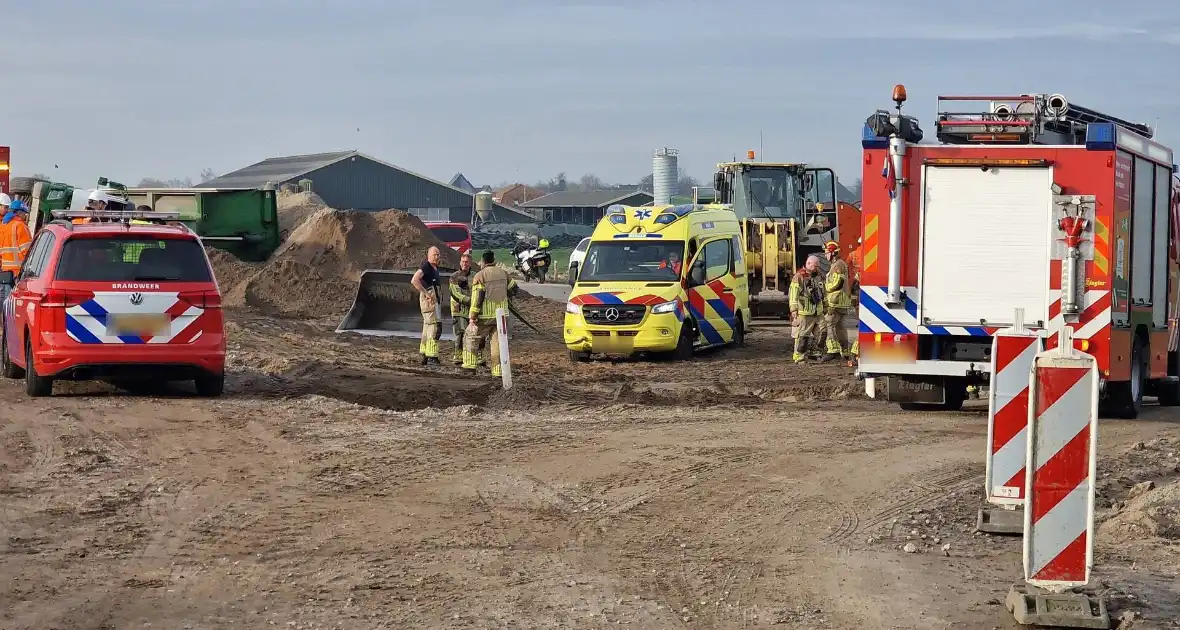 Vrachtwagen kantelt op bouwplaats - Foto 1
