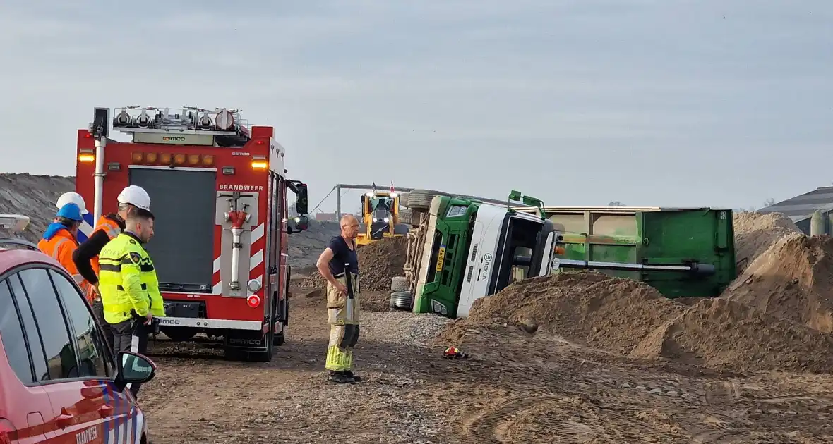 Vrachtwagen kantelt op bouwplaats - Foto 2
