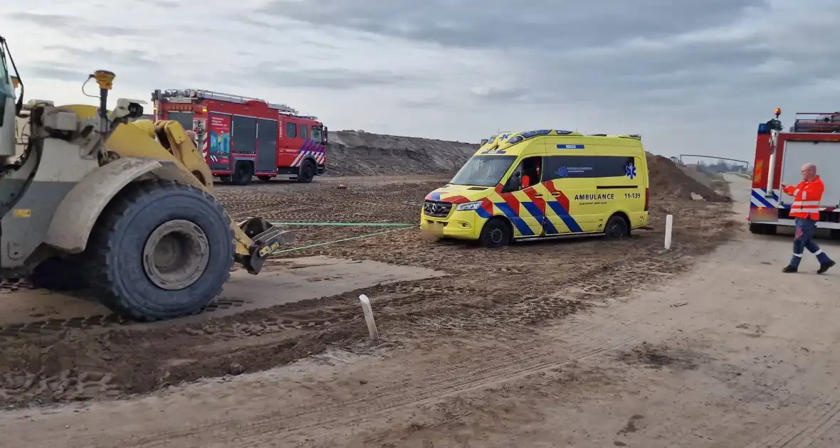 Vrachtwagen kantelt op bouwplaats - Foto 3