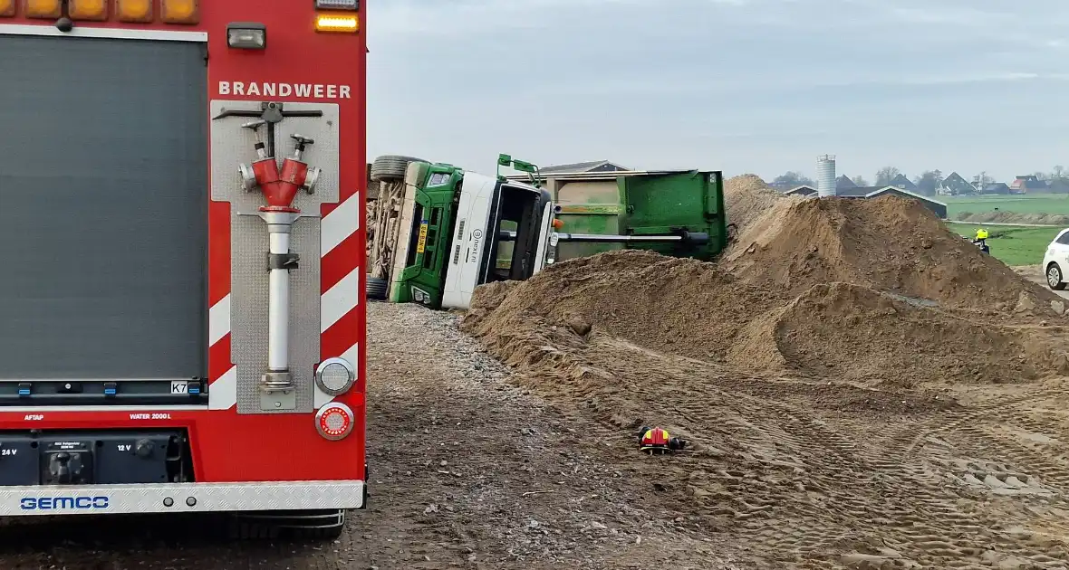 Vrachtwagen kantelt op bouwplaats - Foto 4