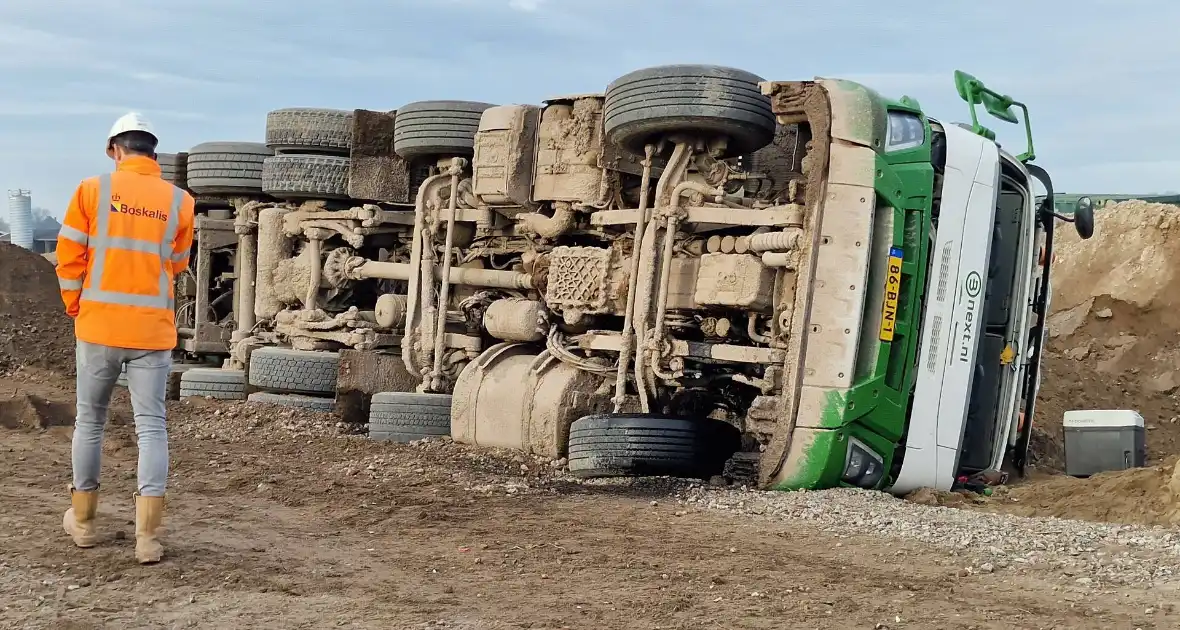 Vrachtwagen kantelt op bouwplaats - Foto 6