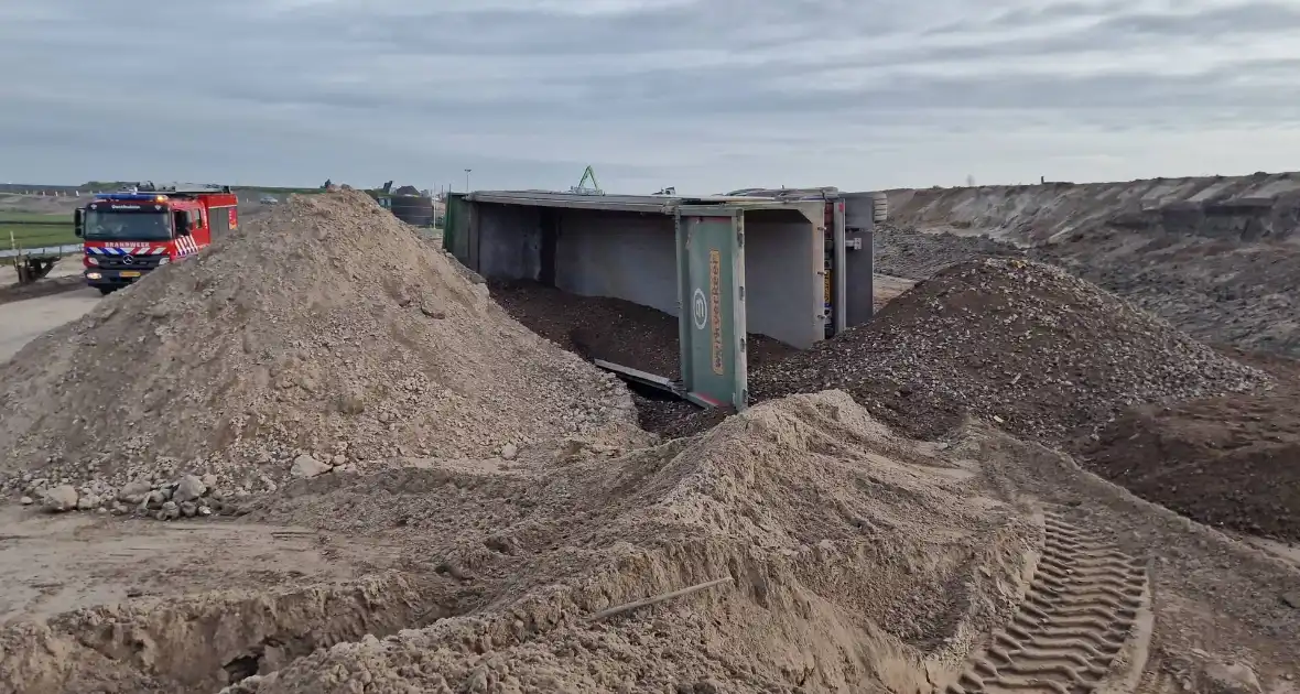 Vrachtwagen kantelt op bouwplaats - Foto 8