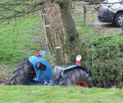 Tractor raakt te water, bestuurder gewond