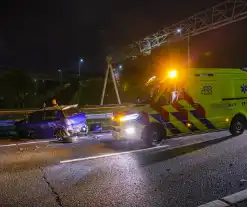 Automobilist raakt gewond nadat hij tegen vangrail botst