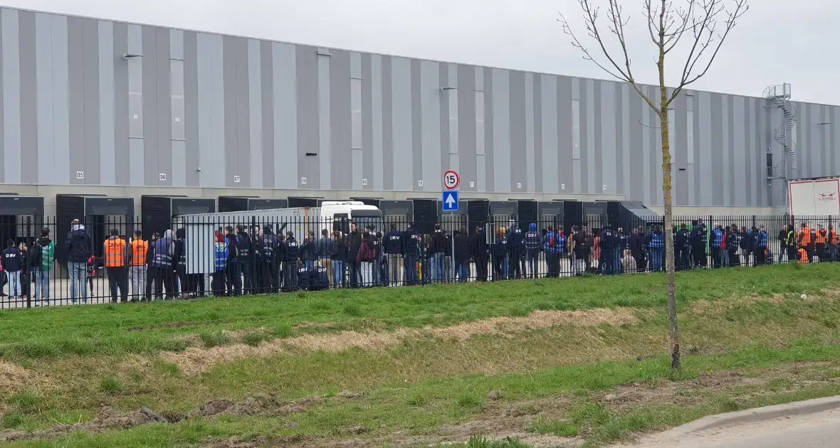 Hulpdiensten groots ingezet voor lekkage gevaarlijke stof in bedrijfspand - Foto 4