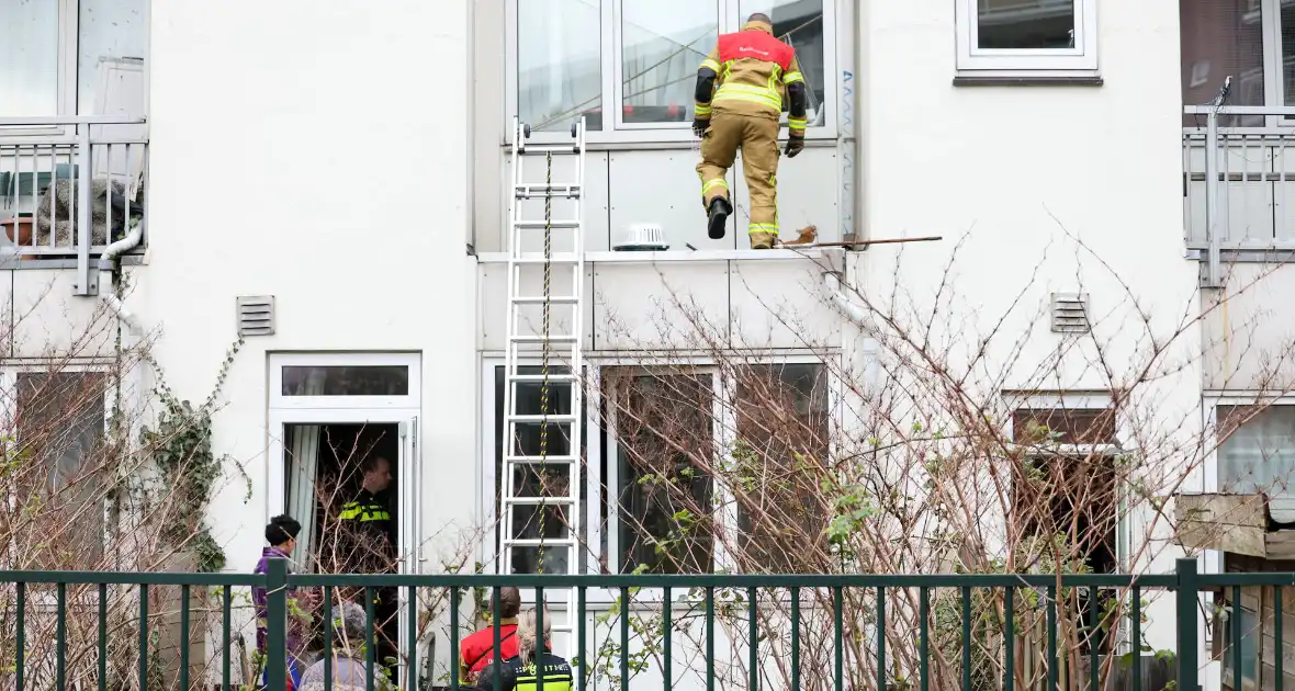 Poes springt van dak tijdens reddingsactie brandweer - Foto 5