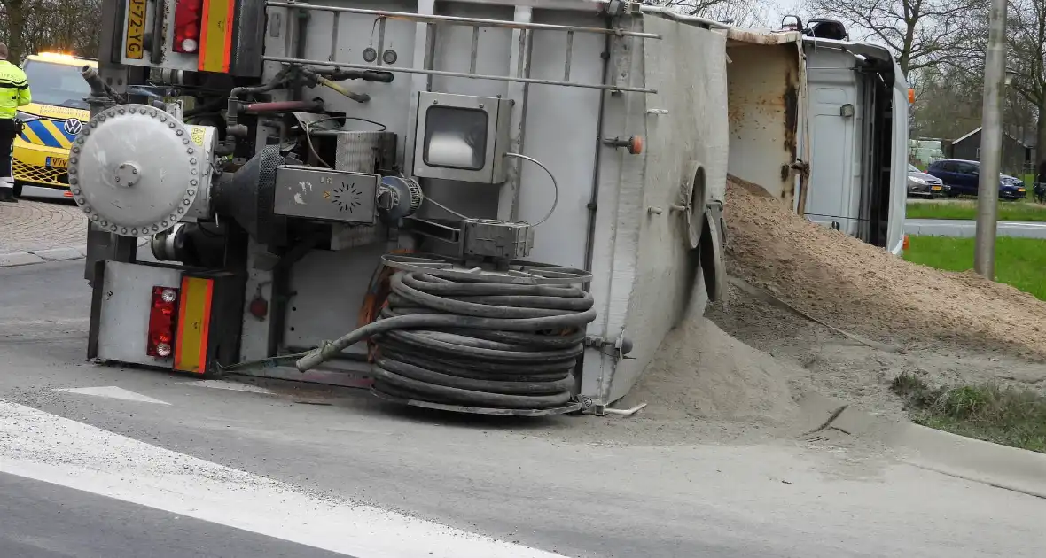 Vrachtwagencombinatie met zand kantelt op rotonde - Foto 6