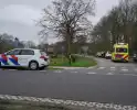 Auto komt in botsing met scooter op kruising
