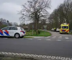 Auto komt in botsing met scooter op kruising