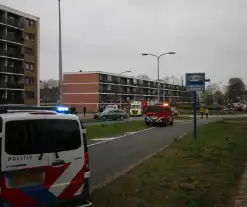 Scooter in botsing met auto op rotonde