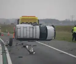 Bestelwagen belandt op zijn kant