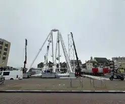 Opbouw grootste reuzenrad langs de kust in volle gang