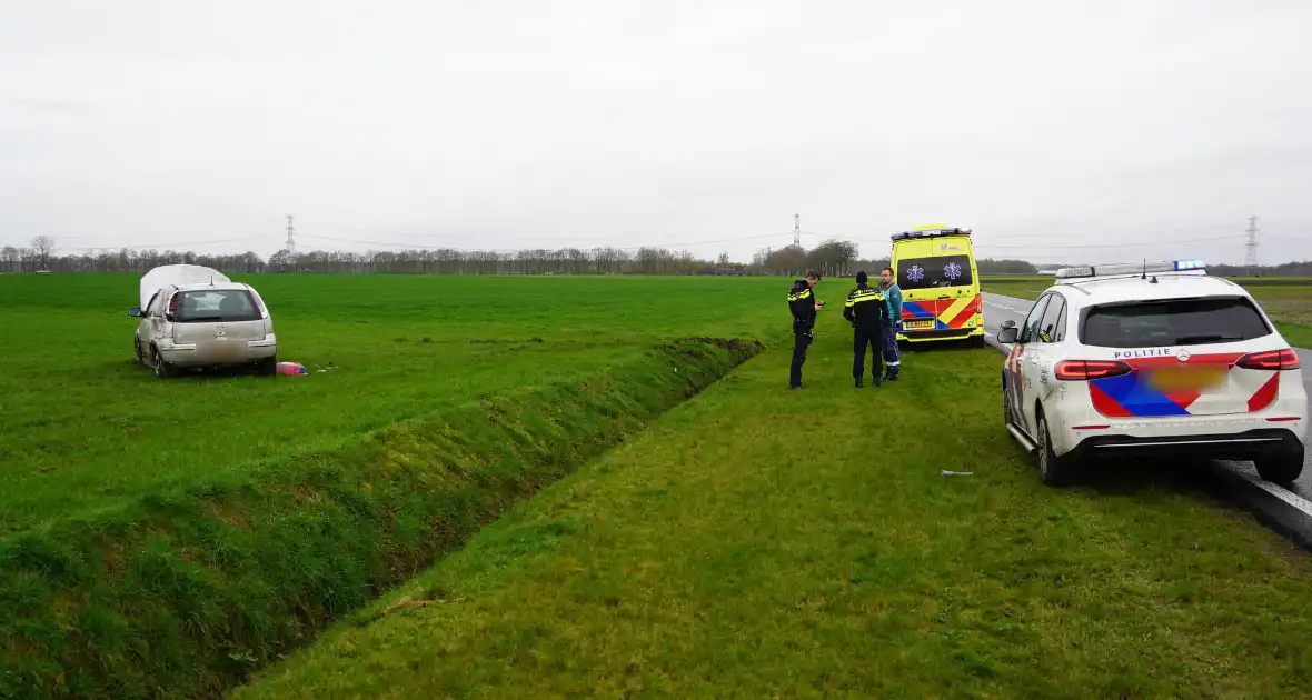 Automobiliste raakte van de weg en komt in weiland terecht