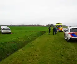 Automobiliste raakte van de weg en komt in weiland terecht