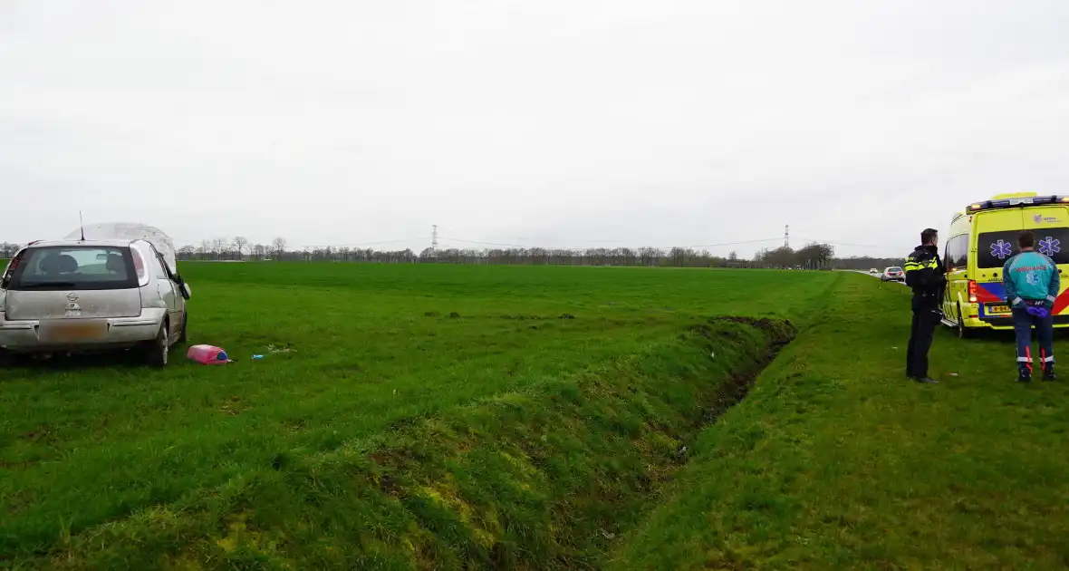Automobiliste raakte van de weg en komt in weiland terecht - Foto 2