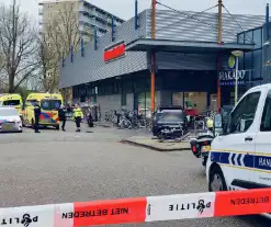 Automobilist rijdt in op voetgangers, vrouw (77) belandt onder auto