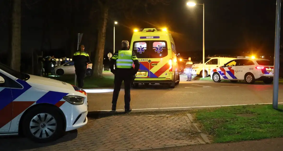 Meerdere politievoertuigen aanwezig vanwege steekincident