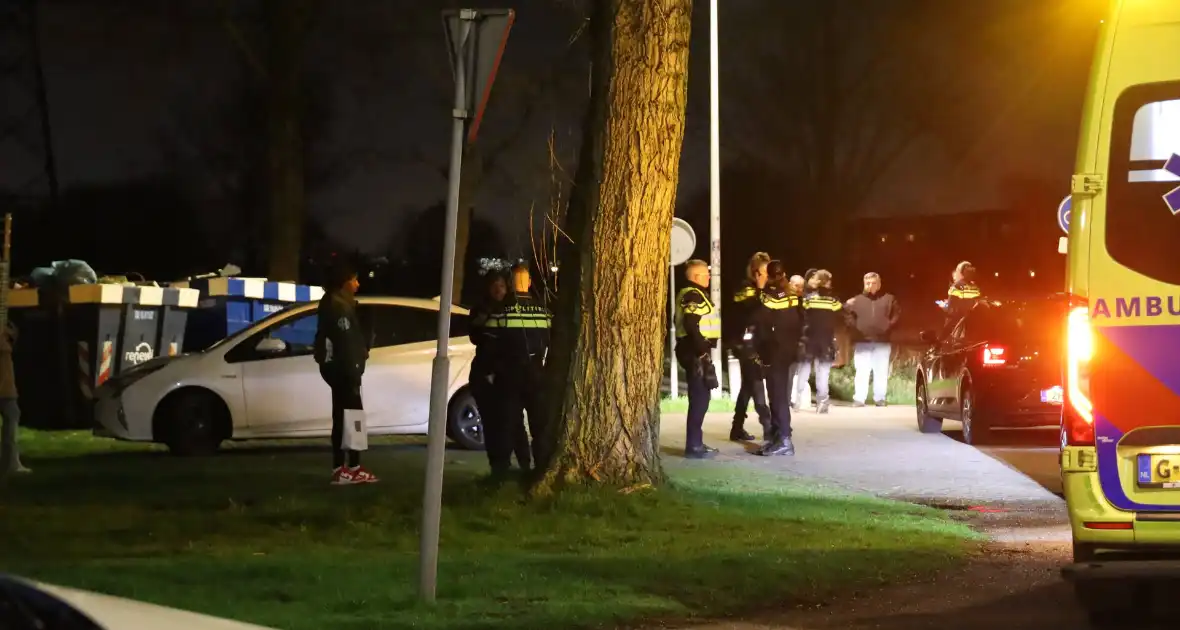 Meerdere politievoertuigen aanwezig vanwege steekincident - Foto 1