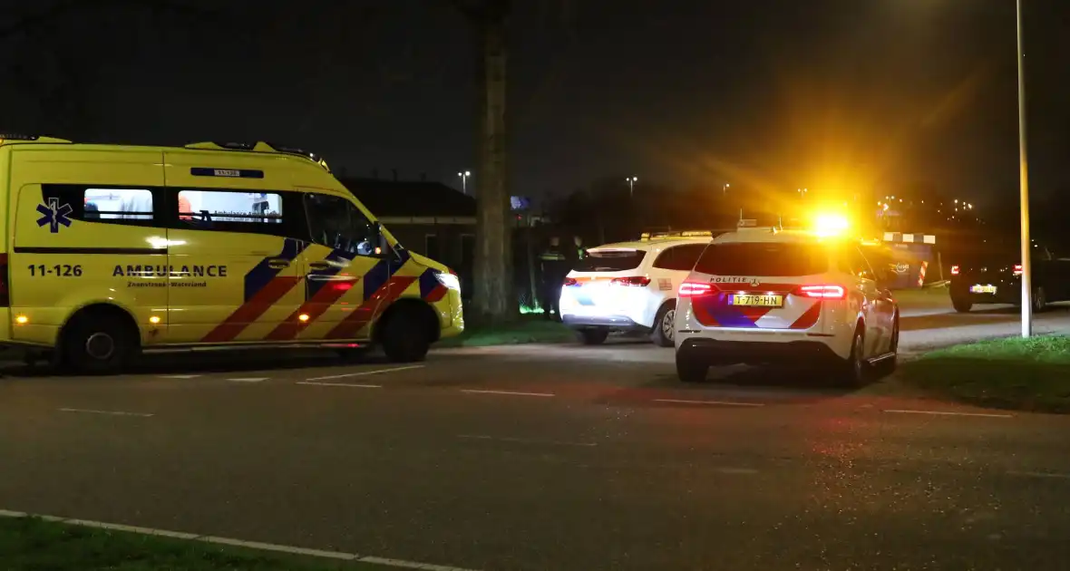 Meerdere politievoertuigen aanwezig vanwege steekincident - Foto 2