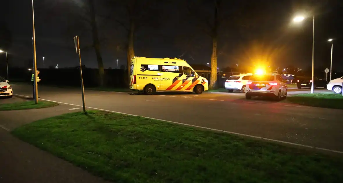Meerdere politievoertuigen aanwezig vanwege steekincident - Foto 3