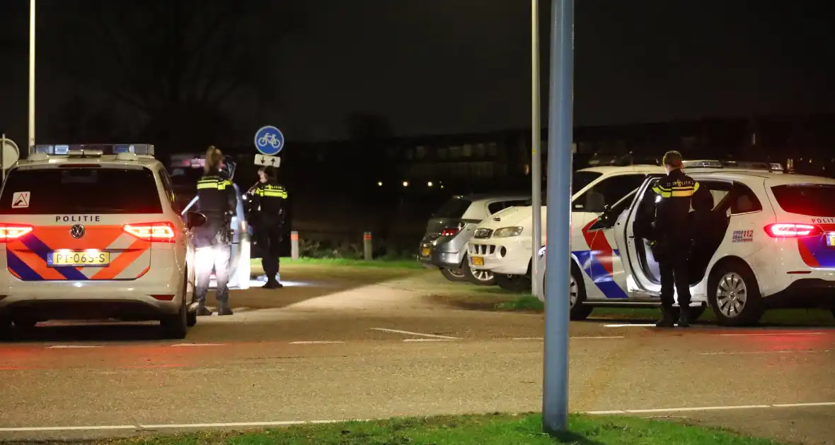 Meerdere politievoertuigen aanwezig vanwege steekincident - Foto 4