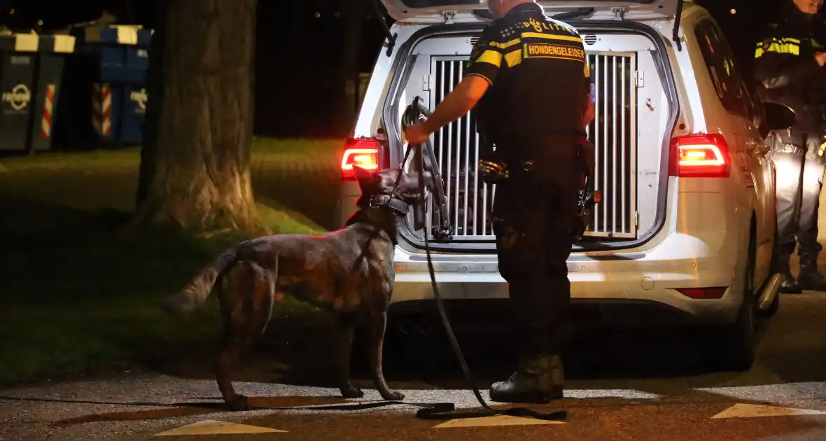 Meerdere politievoertuigen aanwezig vanwege steekincident - Foto 5