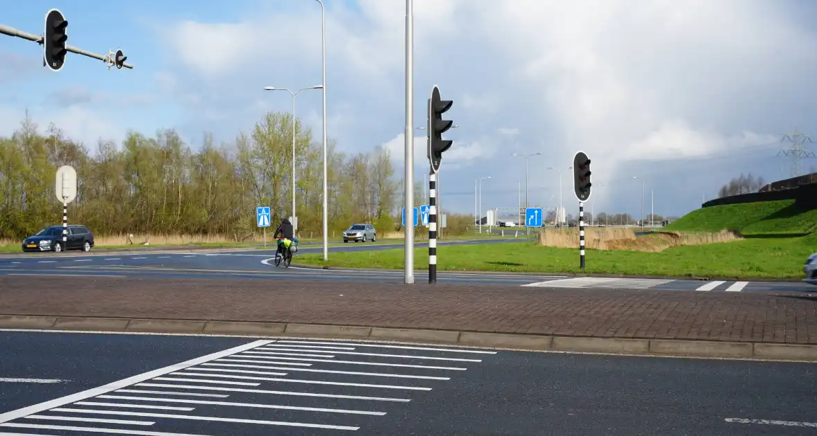 Voorbijganger grijpt in als man snelweg wil op fietsen - Foto 1